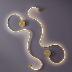 Wandlampe aus Stahl und Blattgold Grafos Dorado, 94x4x28cm