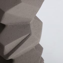 Lámpara de pie de cerámica en gris y blanco roto, 35 x 35 x 140 cm | Pedra