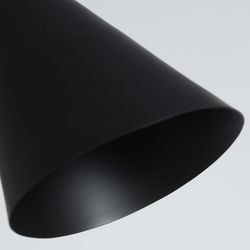 Lámpara de pie de metal en negro y bronce, 30 x 27 x 150 cm | Orbe