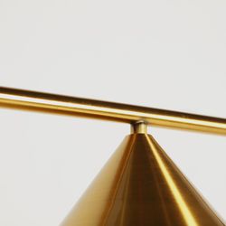 Iron and marble floor lamp in gold and white, 30 x 36 x 154 cm | Pickie