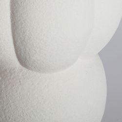 Lámpara de sobremesa de cerámica en blanco roto y marrón, 38 x 38 x 66 cm | Bulla
