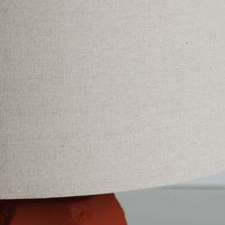 Lámpara de sobremesa de cerámica en terracota y blanco roto, 43 x 43 x 75 cm | Argila