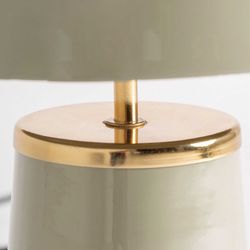 Lámpara de sobremesa de metal en verde y dorado, 34 x 34 x 49 cm | Arosa