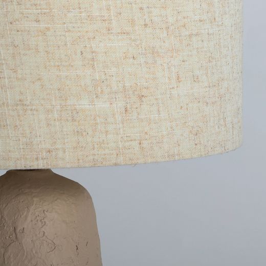 Lámpara de sobremesa de resina en beige, 32 x 32 x 82 cm | Globa