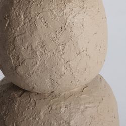 Lámpara de sobremesa de resina en beige, 32 x 32 x 82 cm | Globa