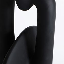 Lámpara de sobremesa de resina y rafia en negro y beige, 27 x 27 x 67 cm | Orel