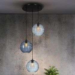 Ljus/mörkblå Geos 3-ljus taklampa i kristall och metall, Ø55x125 cm