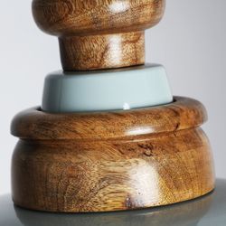 Lámpara de techo de madera y metal en azul y natural, 31 x 31 x 31 cm | Fizzi