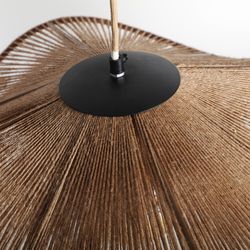 Lampa sufitowa Khed z juty i żelaza w kolorze naturalnym, 50 x 50 x 25 cm