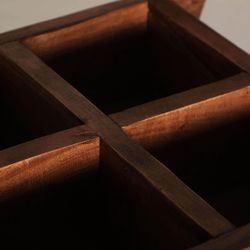 Macetero de madera en marrón, 37 x 28 x 15 cm | Akviran