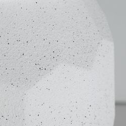 Macetero de poliresina en blanco, 42 x 42 x 82 cm | Elmur