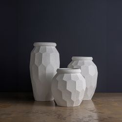 Macetero de poliresina en blanco, 42 x 42 x 82 cm | Elmur