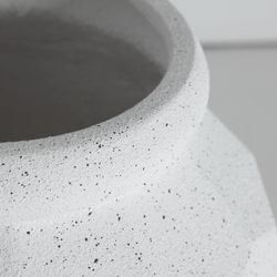 Macetero de poliresina en blanco, 46 x 46 x 62 cm | Elmur