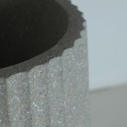 Macetero de poliresina en gris, 38 x 38 x 61 cm | Sanden