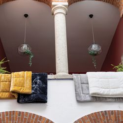 Polyesterdecke in Perlgrau, 260 x 225 cm | Betender