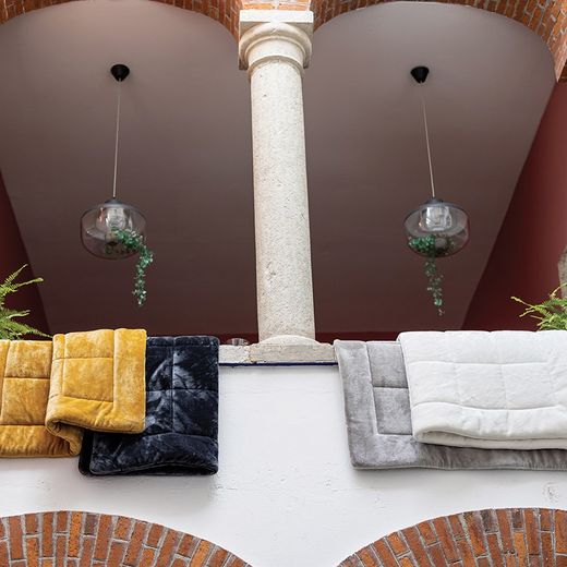 Polyesterdecke in Perlgrau, 260 x 225 cm | Betender