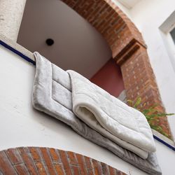 Polyesterdecke in Perlgrau, 260 x 225 cm | Betender