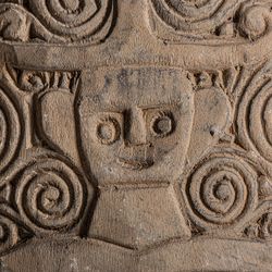 Orientalisk mask i tropiskt trä och naturligt/svart järn, 30x30x45 cm.