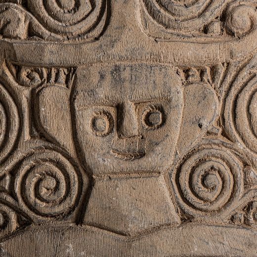 Orientalisk mask i tropiskt trä och naturligt/svart järn, 30x30x45 cm.