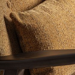 Mecedora de madera de fresno y tejido de poliéster en marrón y ocre, 62,5 x 92 x 82 cm | Kelly