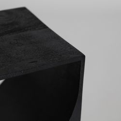 Table d'appoint en manguier noir, 35 x 30 x 55 cm | Kirila