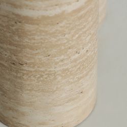 Mesa auxiliar de mármol sintético en beige, 55 x 55 x 55 cm | Lambesc