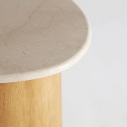 Tavolino in marmo e faggio beige e naturale, 41 x 37 x 44 cm | Lorach