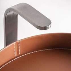 Mesa auxiliar de metal y piel sintética en plateado y marrón, 42 x 46 x 66 cm | Geisingen