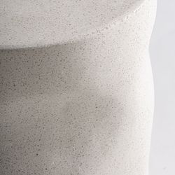 Mesa auxiliar de terrazo en blanco roto, 33 x 33 x 40 cm | Derath