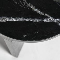 Mesa lateral de mármore preto Dyrstad, 35 x 35 x 46 cm