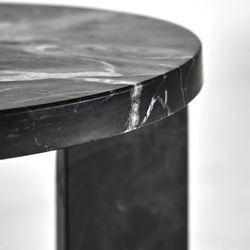 Mesa lateral de mármore preto Dyrstad, 35 x 35 x 46 cm