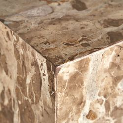 Table d'appoint Grov en marbre beige, 30 x 30 x 59 cm