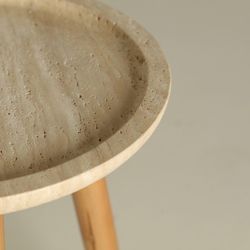 Ronde bijzettafel van berkenhout en marmer in natuurlijk bruin en beige, 43 x 43 x 58 cm | Video