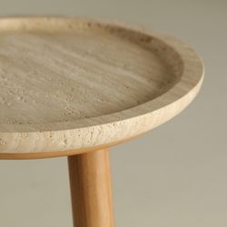 Ronde bijzettafel van berkenhout en marmer in natuurlijk bruin en beige, 43 x 43 x 58 cm | Video