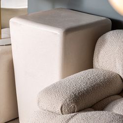 Vasto Beistelltisch aus weißem Stein, 49 x 49 x 74 cm