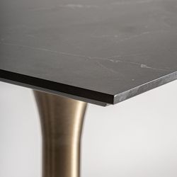 Mesa de bar de metal y cerámica en oro y negro, 65 x 65 x 105 cm | Ullaland