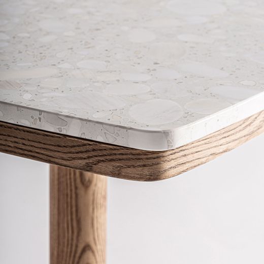 Mesa de bar de terrazo y madera en blanco y dorado, 50 x 50 x 66 cm | Alferce
