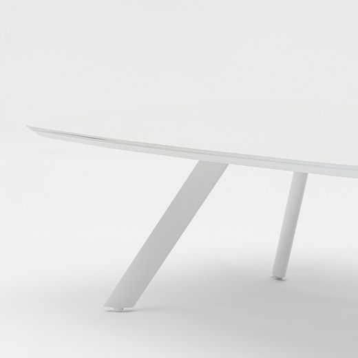 Couchtisch aus Aluminium in Weiß, 140 x 74 x 38 cm | Mehr
