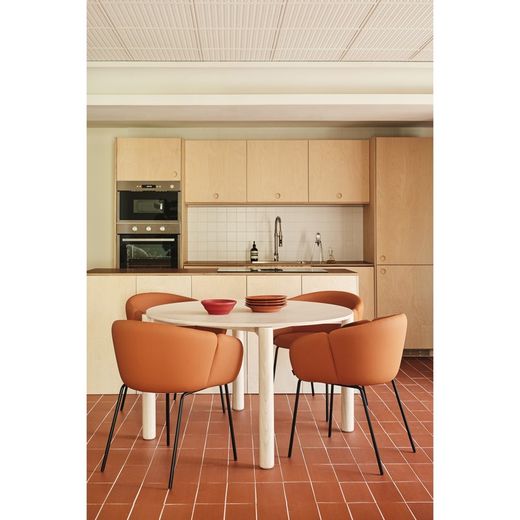 Round dining table in light natural wood, 125.3 x 120 x 75.2 cm | Atlas