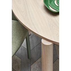 Round dining table in light natural wood, 125.3 x 120 x 75.2 cm | Atlas