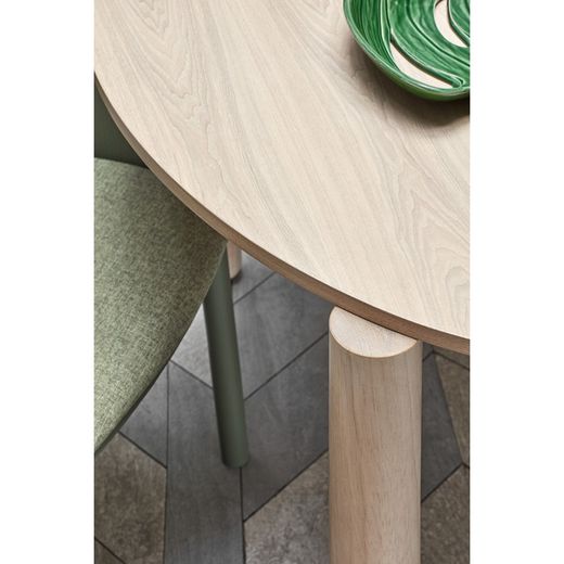 Round dining table in light natural wood, 125.3 x 120 x 75.2 cm | Atlas