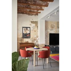 Round dining table in light natural wood, 125.3 x 120 x 75.2 cm | Atlas