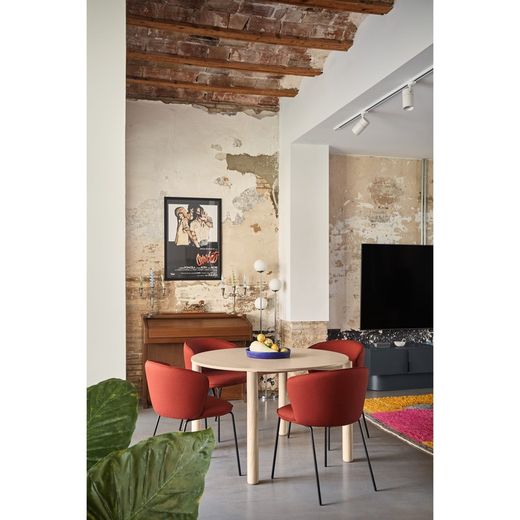 Round dining table in light natural wood, 125.3 x 120 x 75.2 cm | Atlas