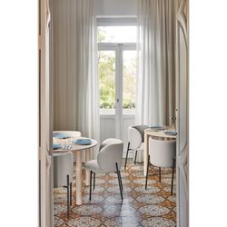 Round dining table in light natural wood, 125.3 x 120 x 75.2 cm | Atlas