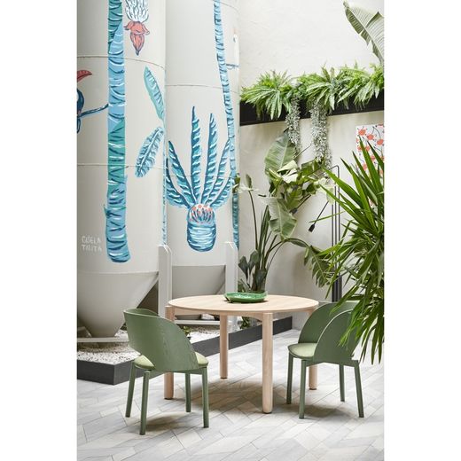 Round dining table in light natural wood, 125.3 x 120 x 75.2 cm | Atlas