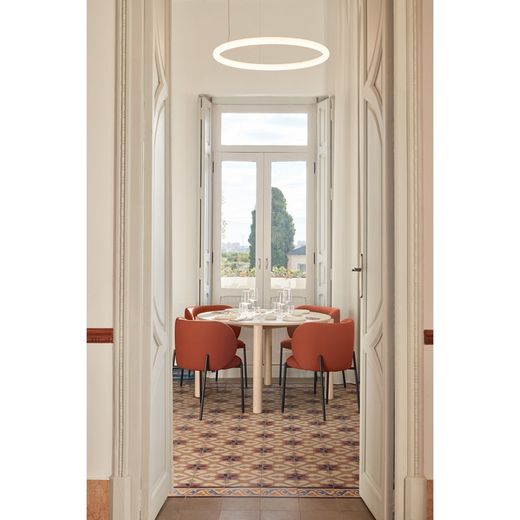 Round dining table in light natural wood, 125.3 x 120 x 75.2 cm | Atlas