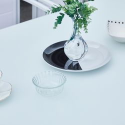 Mesa retangular de alumínio e vidro branco, 160 x 90 x 74 cm | Adin