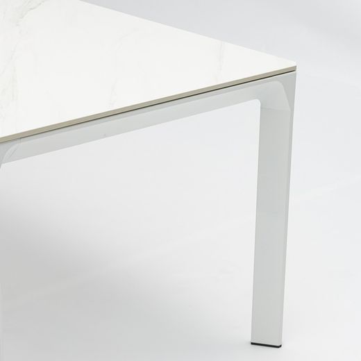 Rectangular aluminum and synthetic stone table in white and light gray, 160 x 90 x 75 cm | Boori
