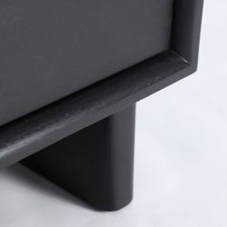 Mesita de noche de madera de mindi en negro, 50 x 45 x 60 cm | Demmin