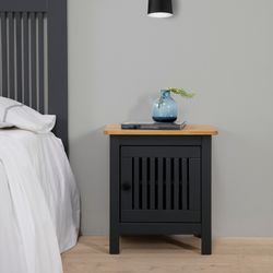 Chambre à coucher, commode et petite table | Brune